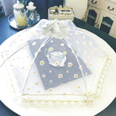 A Foldable And Washable Dinner Cover Featuring a Modern Design with Daisy Patterns Suitable for Serving Food That Is Not Suitable for Direct Food Contact.