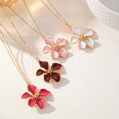 1pc Fashion Flower Pendant Necklace White Enamel Petals with Golden Tone Metal Chain Elegant Everyday Jewelry Gift for Women Versatile for Casual & Formal Occasions Flower Necklace Vacation Accessory Modern Floral Design Goldtoned Metalwork Ename