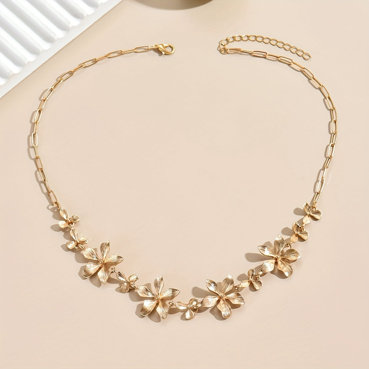 Elegant Floral Link Necklace with Golden Tone Finish   Stylish Zinc Alloy Jewelry for Daily Wear and Gift Giving  Necklace