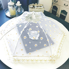 A Foldable And Washable Dinner Cover Featuring a Modern Design with Daisy Patterns  Suitable for Serving Food That Is Not Suitable for Direct Food Contact.