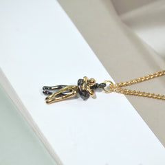 Unique Couple Embracing Pendant Necklace With Artistic Human Body Design  A Golden Pendant Necklace Jewelry Accessory Suitable For Both Men And Women  A Fun Accessory For Ladies And Girls As A Gift.