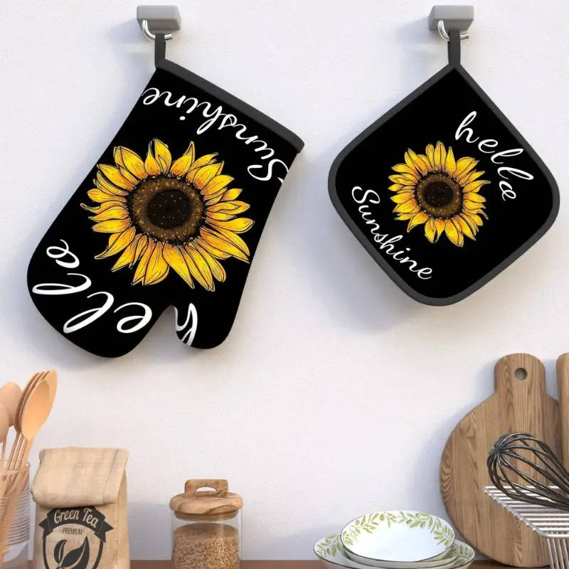 This 2-piece set includes sunflower pattern heat-resistant gloves and a heat-insulating mat. Dimensions: 26.92 x 17.02 cm. Made of polyester, machine washable.