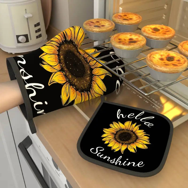This 2-piece set includes sunflower pattern heat-resistant gloves and a heat-insulating mat. Dimensions: 26.92 x 17.02 cm. Made of polyester, machine washable.