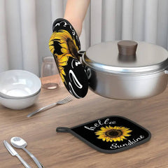 This 2-piece set includes sunflower pattern heat-resistant gloves and a heat-insulating mat. Dimensions: 26.92 x 17.02 cm. Made of polyester, machine washable.