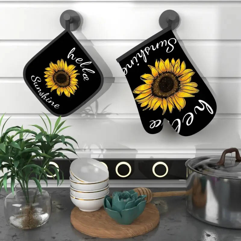 This 2-piece set includes sunflower pattern heat-resistant gloves and a heat-insulating mat. Dimensions: 26.92 x 17.02 cm. Made of polyester, machine washable.