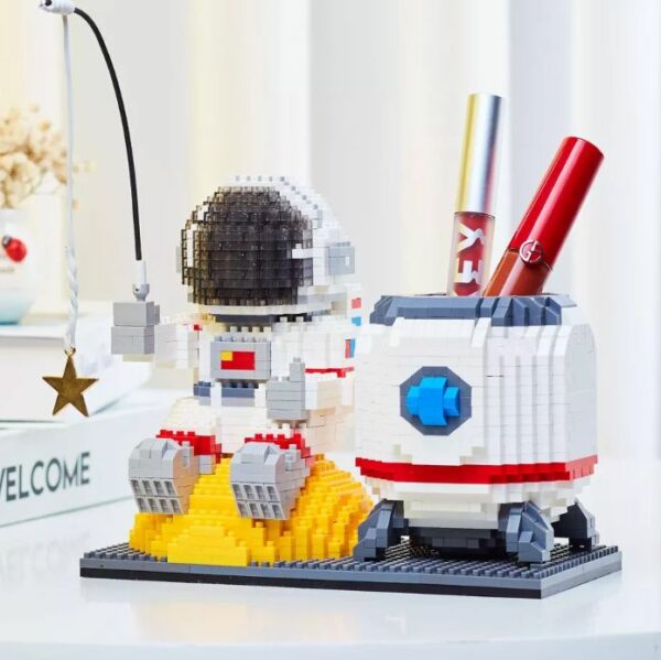 6903 Starfish Astronaut Pen Holder Bricks With LED Light 1588pcs