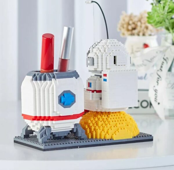 6903 Starfish Astronaut Pen Holder Bricks With LED Light 1588pcs