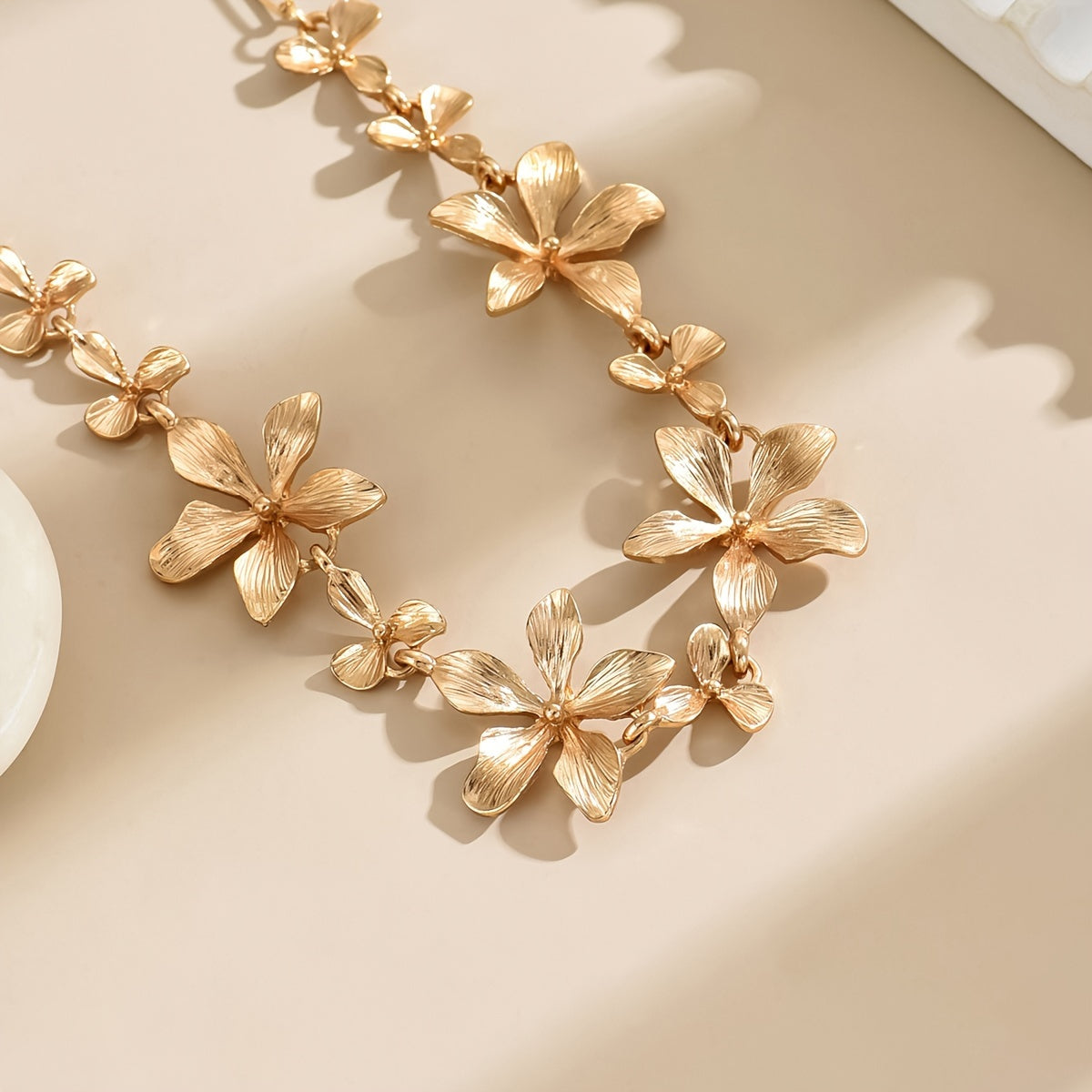 Elegant Floral Link Necklace with Golden Tone Finish   Stylish Zinc Alloy Jewelry for Daily Wear and Gift Giving  Necklace