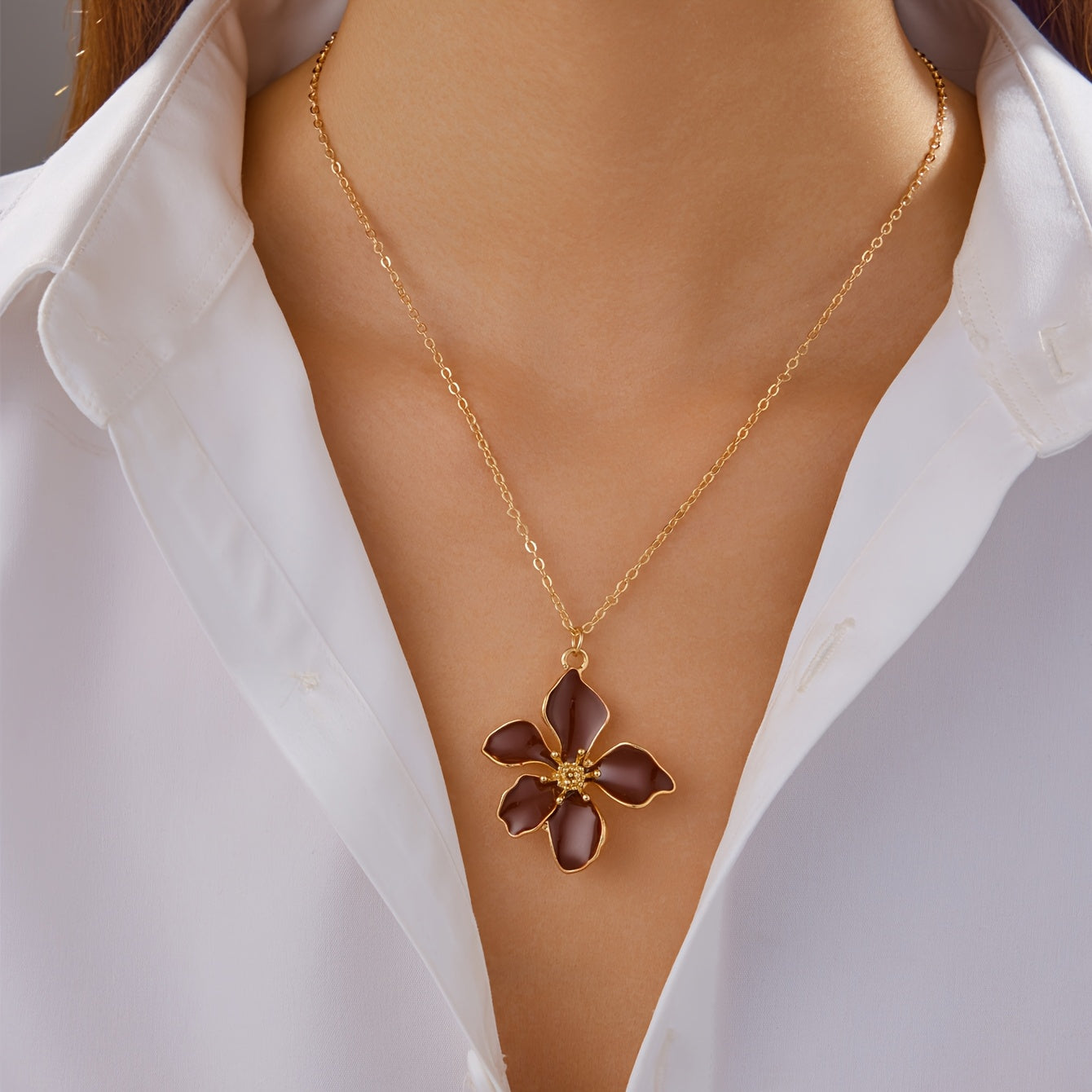1pc Fashion Flower Pendant Necklace   White Enamel Petals with Golden Tone Metal Chain  Elegant Everyday Jewelry Gift for Women  Versatile for Casual & Formal Occasions  Flower Necklace  Vacation Accessory  Modern Floral Design  Goldtoned Metalwork  Ename