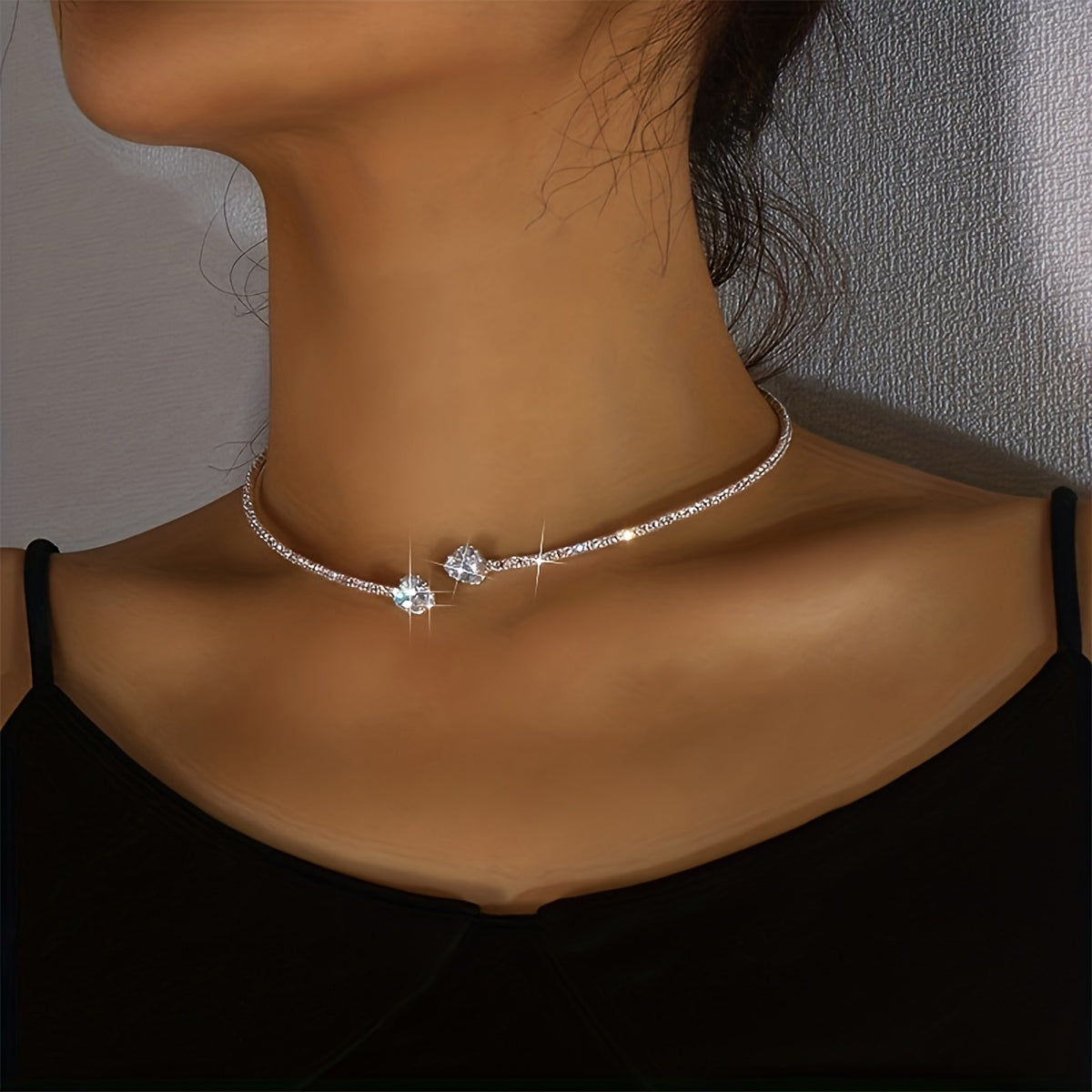A Stylish And Minimalist Collar Adorned with Rhinestones  Perfect for Women As a Unique And Classic Accessory for Daily Gatherings And Festive Celebrations.