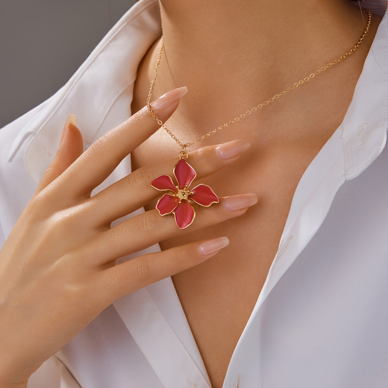 1pc Fashion Flower Pendant Necklace   White Enamel Petals with Golden Tone Metal Chain  Elegant Everyday Jewelry Gift for Women  Versatile for Casual & Formal Occasions  Flower Necklace  Vacation Accessory  Modern Floral Design  Goldtoned Metalwork  Ename