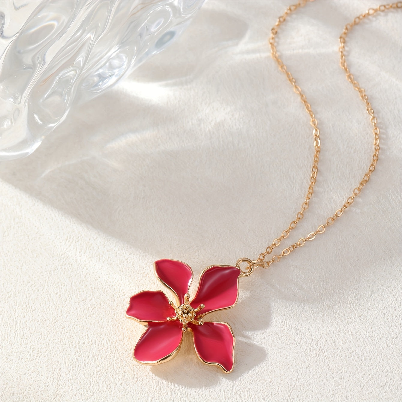 1pc Fashion Flower Pendant Necklace   White Enamel Petals with Golden Tone Metal Chain  Elegant Everyday Jewelry Gift for Women  Versatile for Casual & Formal Occasions  Flower Necklace  Vacation Accessory  Modern Floral Design  Goldtoned Metalwork  Ename